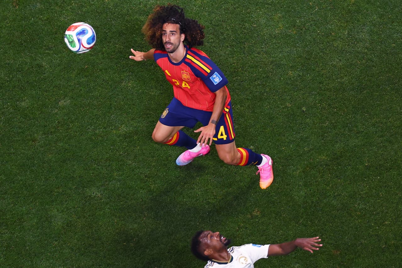 El español Marc Cucurella busca el balón.