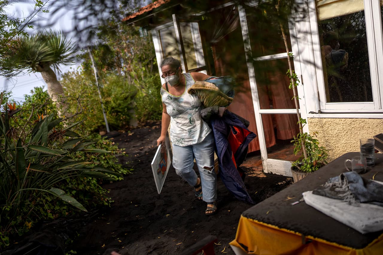 Annette Lowestein, originaria de
<a href="https://www.univision.com/temas/alemania">Alemania</a>, lleva algunas de sus pertenencias mientras se prepara para dejar su casa debido a la amenaza de los ríos de lava. Hasta ahora, nadie ha muerto o ha sido lastimado por la lava ni por inhalar gases, según las autoridades locales.