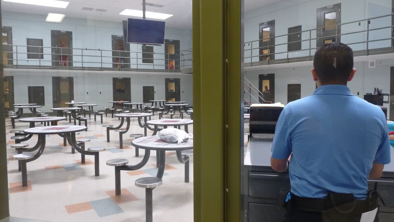 El comedor antes de la llegada de los reclusos.