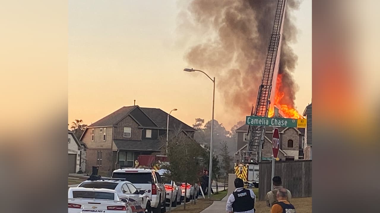 Patiño huyó de la escena y comenzó su búsqueda, hasta el jueves 5 de enero cuando las autoridades llegaron a la vivienda ubicada en el
<b>3200 de Lotus Blossom </b>donde el hombre se atrincheró por más de una hora.