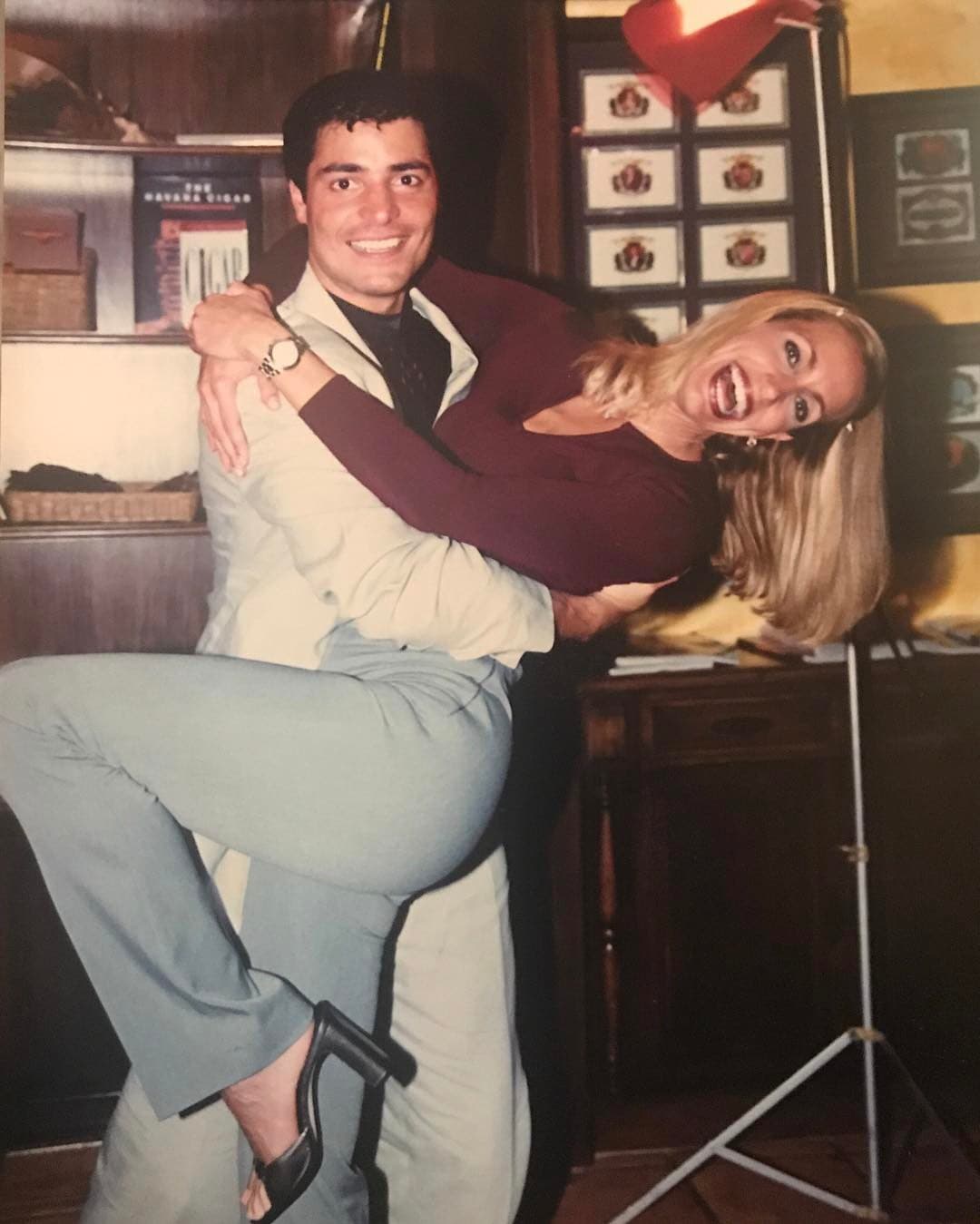 Otra de las imágenes que guarda con cariño es esta con Chayanne. "Esta foto con Chayanne tiene casi 20 años. Y este hombre sigue mejor que nunca. Hoy su nuevo tema 'Qué me has hecho' junto a Wisin, ya va llegando a los 9 millones de 'views'. Felicidades que sigan los éxitos", dijo en esta publicación del 1 de junio de 2017.