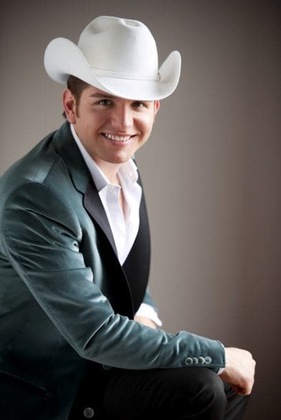 En el 2011 lanza su primer disco 'Pa' La Raza' y el primer sencillo, 'Mentirosa', llegó al #14 en las listas Billboard. Su nuevo disco titulado 'Alegre y Enamorado' llegó a ser #1 en las listas de discos de regional mexicano.