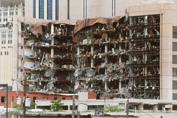 19 de abril de 1995- Un camión de la firma Ryder contenía una carga de aproximadamente 2,300 kg de explosivos, el blanco fue el Edificio Federal Alfred P. Murrah en Oklahoma City.