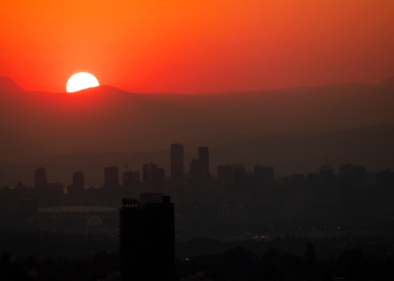 <b>El calor en el oeste llega a Canadá </b>
<br>
<br>El atardecer caluroso en Vancouver, Columbia Británica, donde las temperaturas
<a href="https://www.univision.com/noticias/es-cierto-olas-de-calor-cada-vez-mas-frecuentes-arriesgan-vida"><u> alcanzaron registros históricos a finales de junio</u></a>. Lytton, un pueblo cercano a Vancouver se convirtió en 
<a href="https://www.seattletimes.com/nation-world/canadas-new-heat-record-is-114-degrees-in-b-c-amid-forecasts-of-even-hotter-weather/"><u>el primer lugar en Canadá en registrar una temperatura superior a los 113 grados Fahrenheit</u></a> (unos 45 grados centígrados) el 27 de junio de 2021.