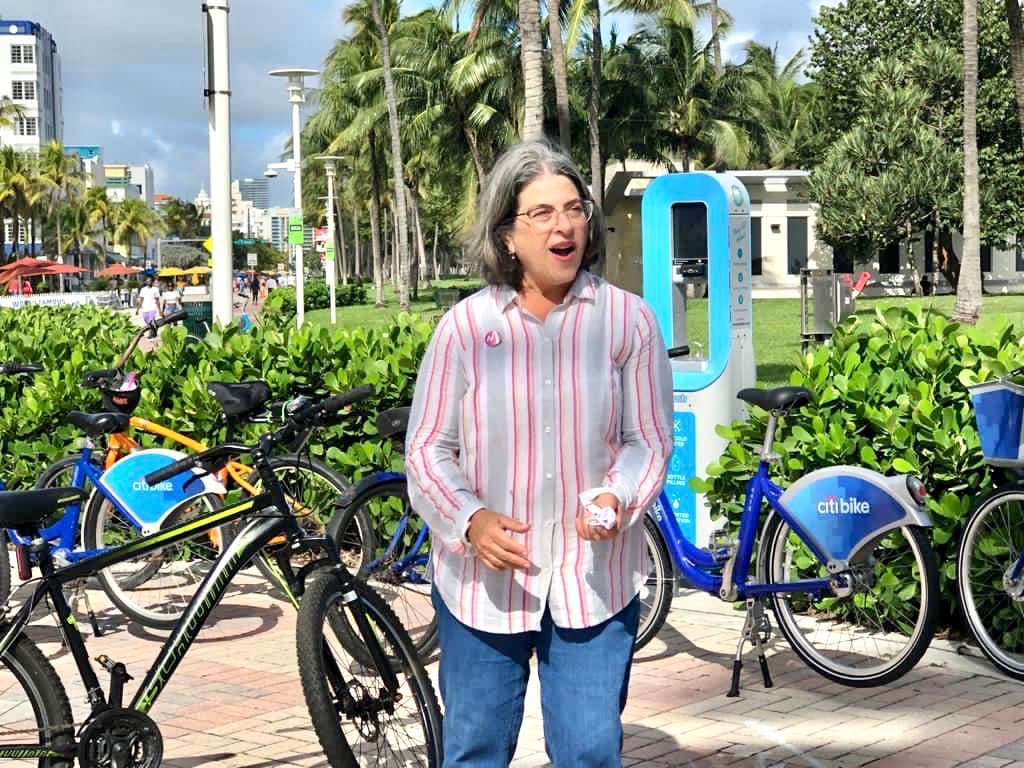 La alcaldesa dijo además que ambos están de buen humor y tienen síntomas leves.