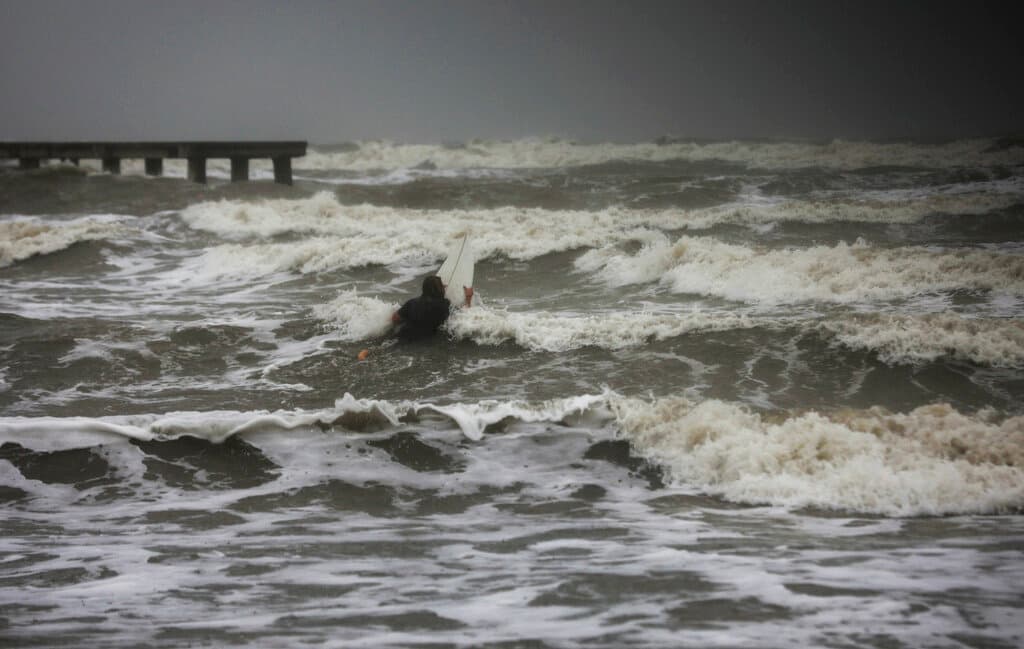 Las marejadas generadas por Nicholas seguirán afectando a partes de la costa noroeste del Golfo durante todo el martes, alertó el NHC. En la fotografía un surfista junto al dique en Galveston, aprovechando el oleaje en la tarde del 13 de septiembre.