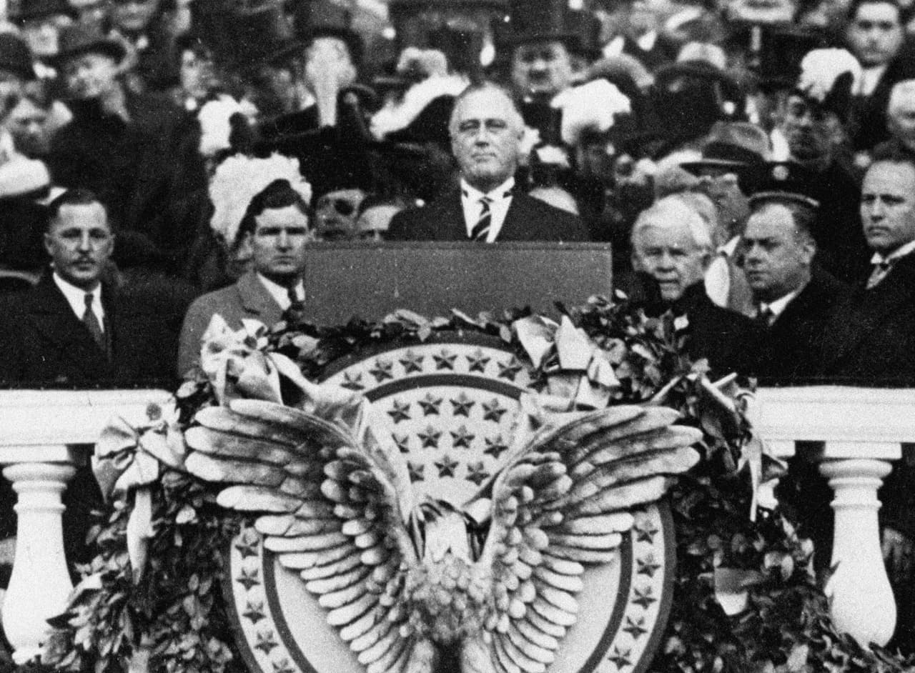 Franklin Delano Roosevelt en su primer discurso inaugural, el 4 de marzo de 1933. En 1937 fue juramentado por segunda vez, pero el 20 de enero. La vigésima enmienda constitucional que cambió la fecha de la toma de posesión del 4 de marzo al 20 de enero había sido ratificada en 1933. Roosevelt ha sido el único presidente en servir más de dos términos.
<br>