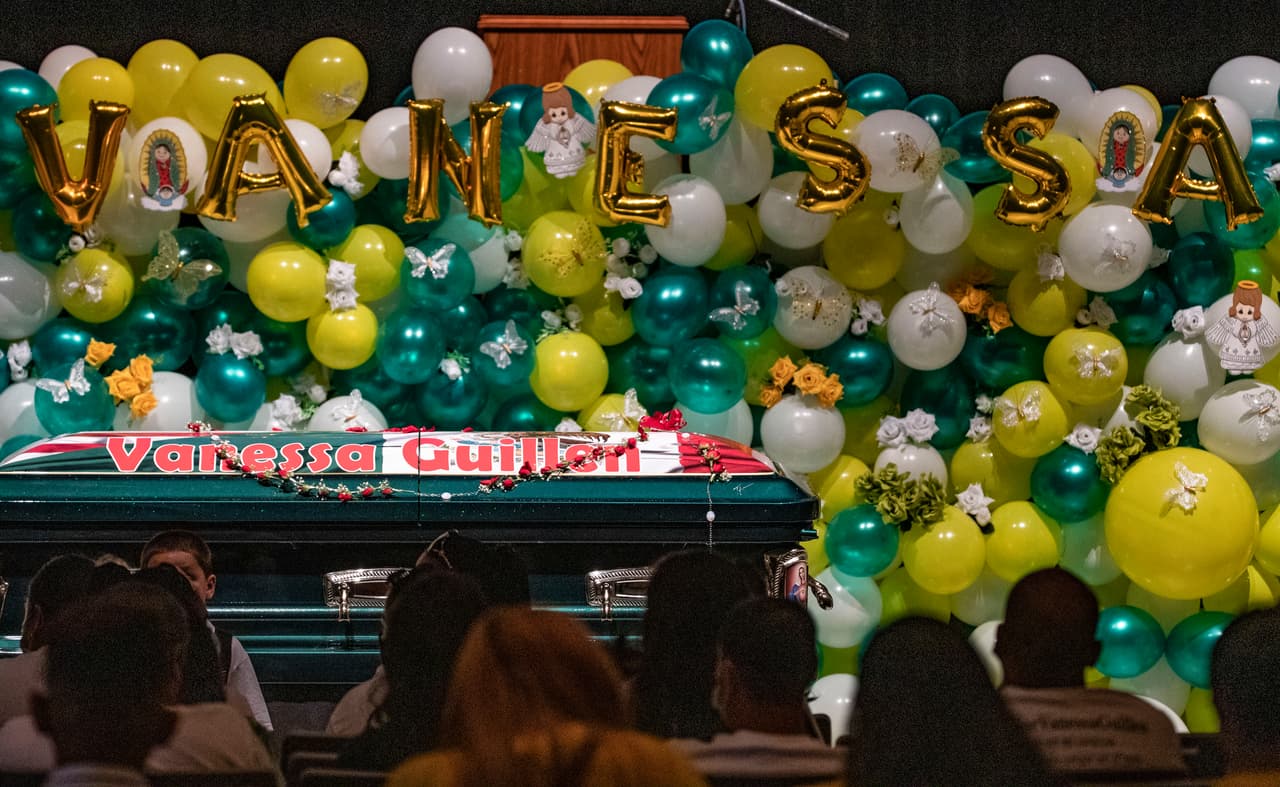 El ataúd de la soldado Vanessa Guillén en la secundaria de Houston, Texas, donde se graduó. (Marie D. De Jesús/Houston Chronicle)