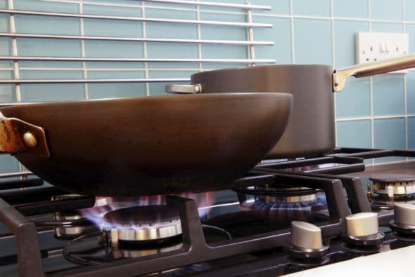 Mientras tanto, calienta una cucharadita de aceite vegetal en un wok grande, a fuego fuerte.