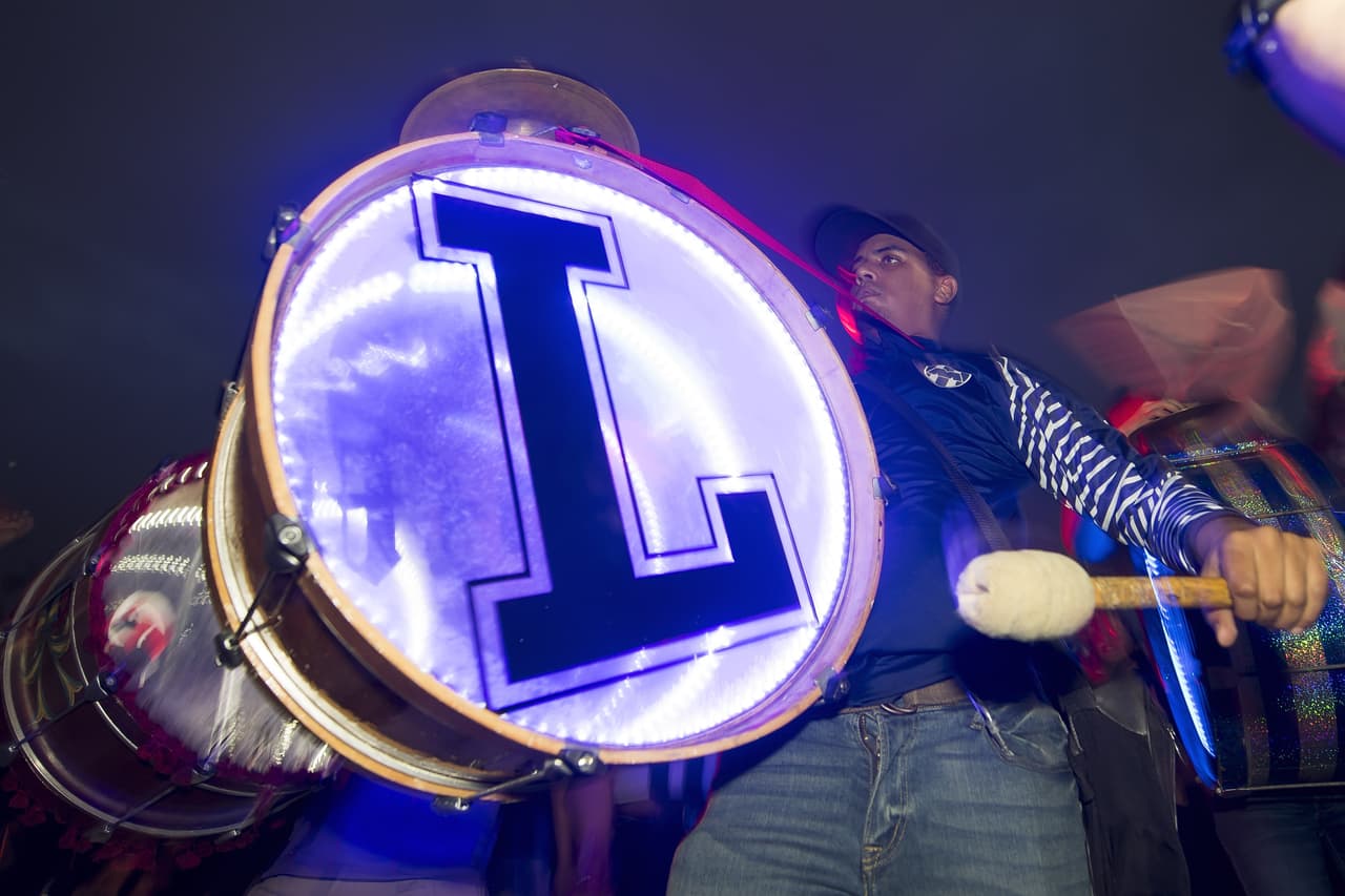 La afición de Rayados muestra confianza en su equipo y llega al Estadio con banderas, cánticos y bengalas.