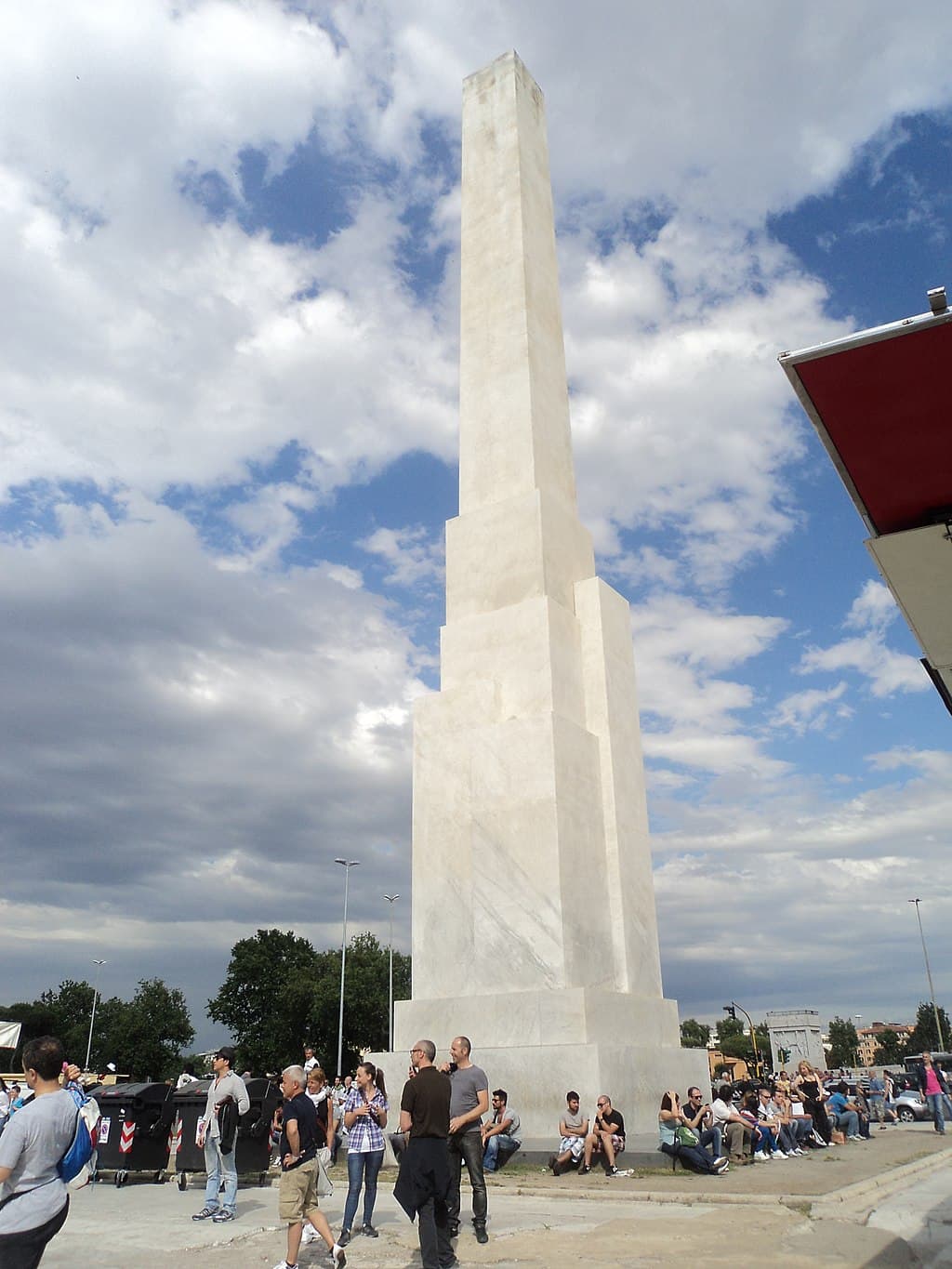 <b>ROMA (Italia) </b>El Obelisco del Foro Itálico de Roma (antes llamado Foro Benito Mussolini) se erigió en 1932 en honor al 'Duce', quien estuvo en el poder de 1922 hasta 1945. La pieza de mármol tiene la inscripción vertical del apellido Mussolini y genera controversias que se discuten hasta en el
<b><a href="http://roma.corriere.it/notizie/politica/15_aprile_17/ripulire-l-obelisco-mussolini-bufera-parole-boldrini-079c8ae4-e50d-11e4-845e-5bcd794907be.shtml?refresh_ce-cp" target="_blank">Parlamento</a></b>. Hay quienes piden que se destruya, otros piden que "al menos"
<b><a href="http://roma.repubblica.it/cronaca/2016/08/31/news/roma_sotto_l_obelisco_del_foro_italico_spunta_un_messaggio_di_mussolini_ai_posteri-146955835/?refresh_ce" target="_blank">se quite el apellido</a></b>. Debajo del monolito hay un pergamino enterrado redactado en latín. El texto, según historiadores, relata
<b>los "logros" del fascismo y el ascenso de Mussolini</b> descrito como el "salvador" de Italia.