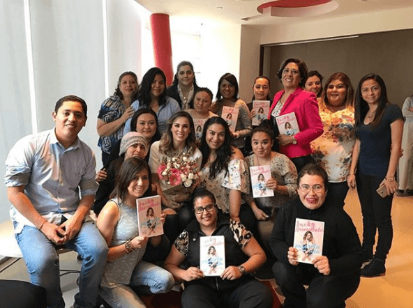 Para el 6 de abril, Jacky celebró con el equipo editorial la llegada de 'La pasarela de mi vida', su primer libro autobiográfico. La publicación fue acompañada por la leyenda: "Gracias a todos por acompañarme. Los quiero. Y que disfruten 'La pasarela de mi vida'".