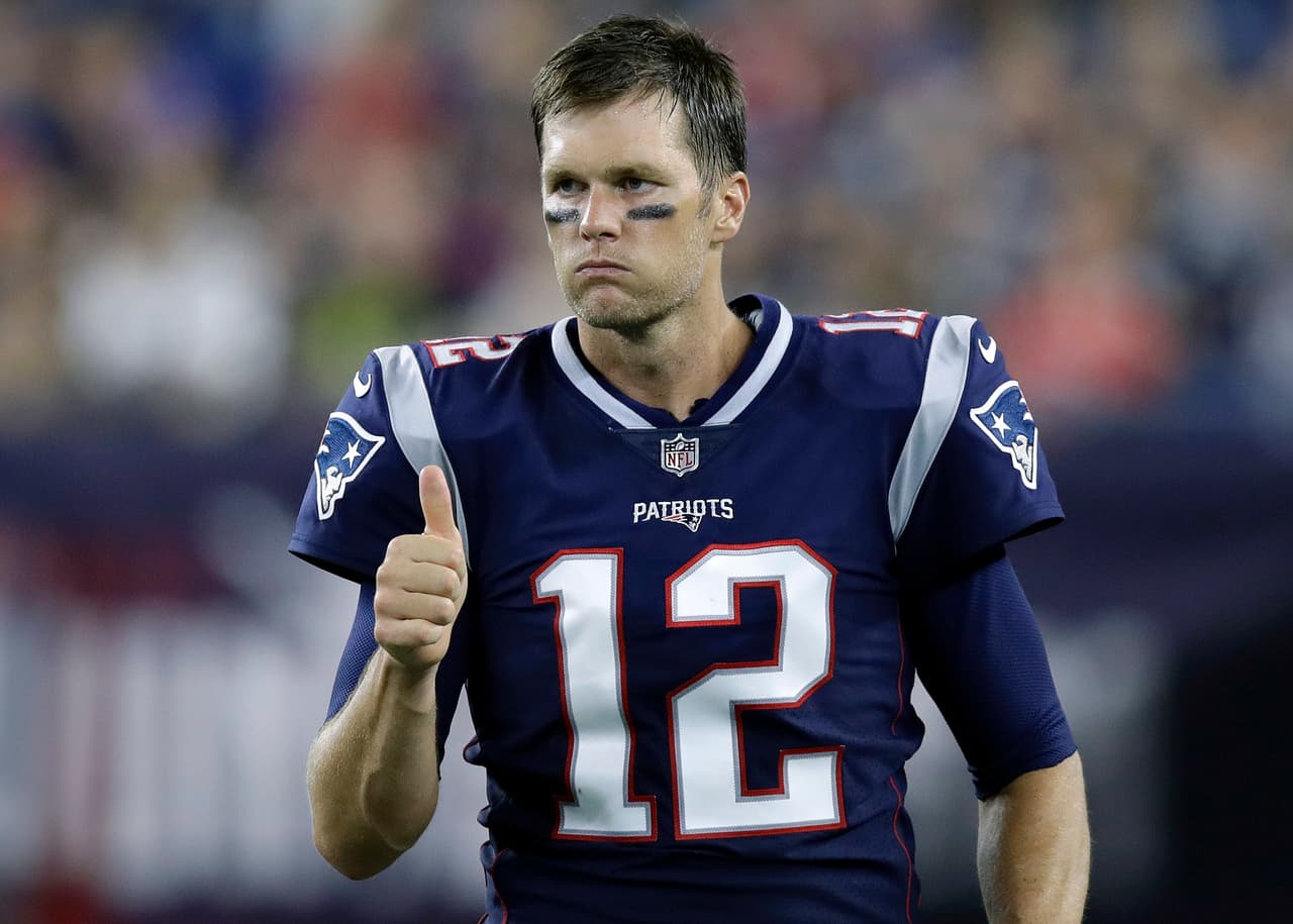 1) 
<b>Tom Brady, New England Patriots</b>. A sus 40 años, viene de pasar para más de 4,500 yardas en 2017. El cinco veces ganador del Super Bowl todavía tiene esa precisión y brazo que aniquila defensas.