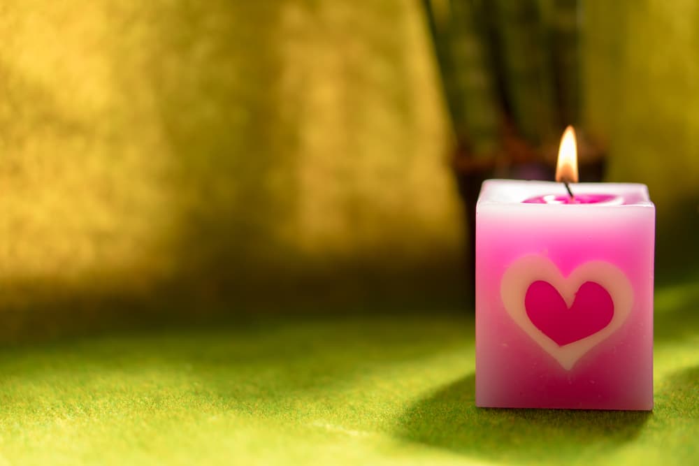 Procede a prender una veladora de color rosada, que remite a las cualidades divinas más elementales, como el amor, la dulzura, la paz, serenidad y el cariño.