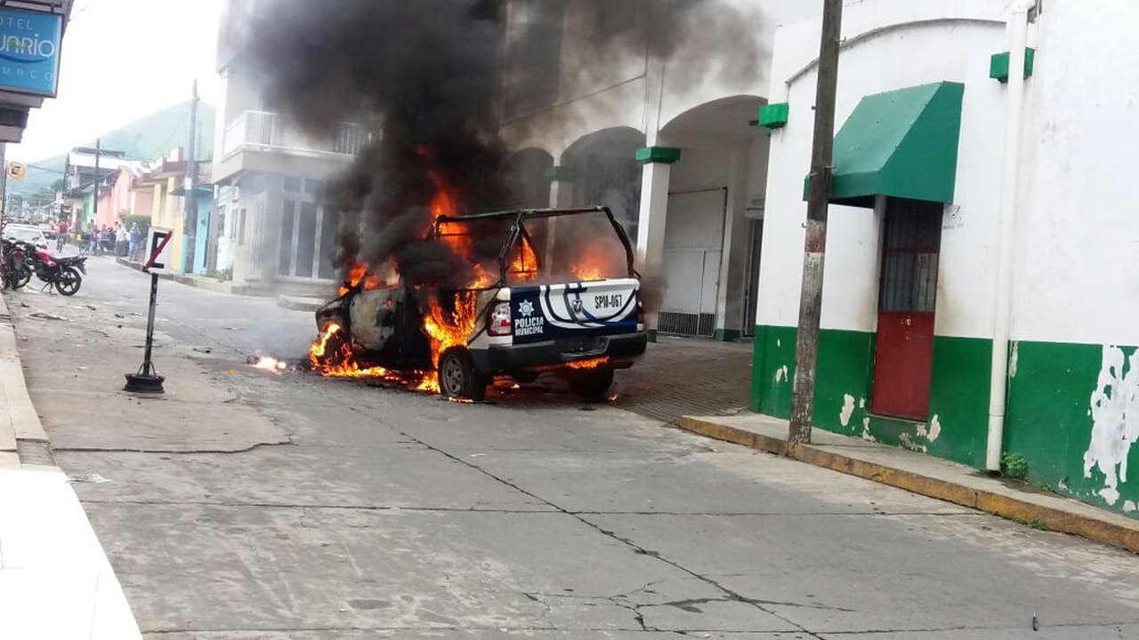 Pobladores incendian el Palacio Municipal de Catemaco