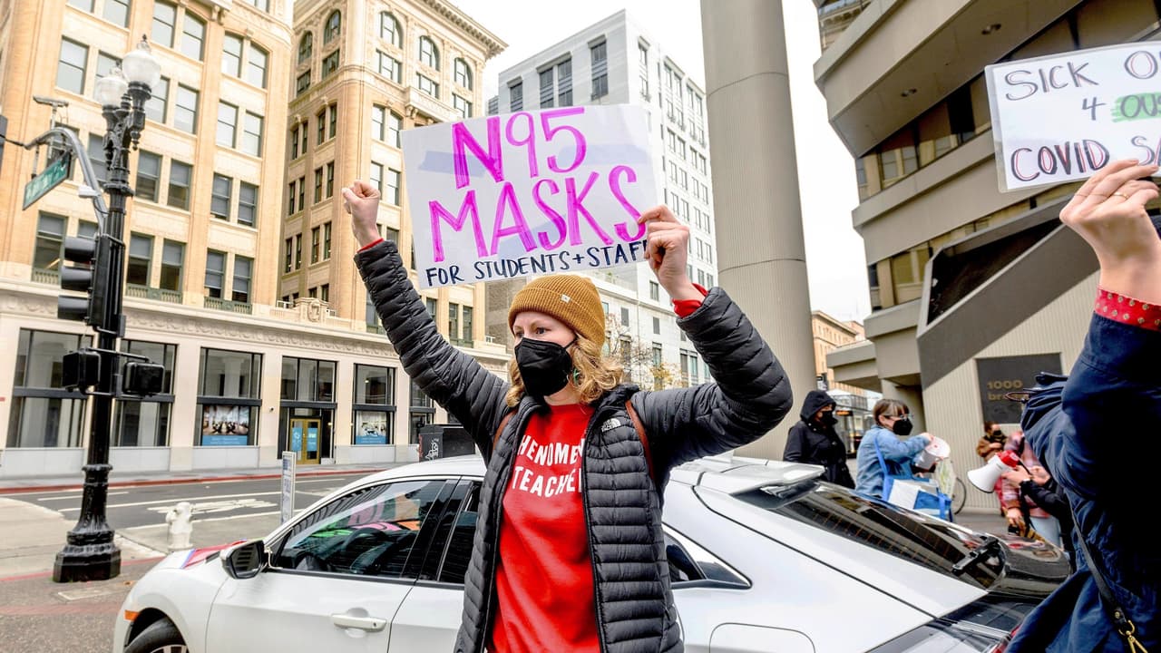 Más de 1,000 estudiantes de Oakland amagan con realizar una huelga ante el aumento de casos de covid-19