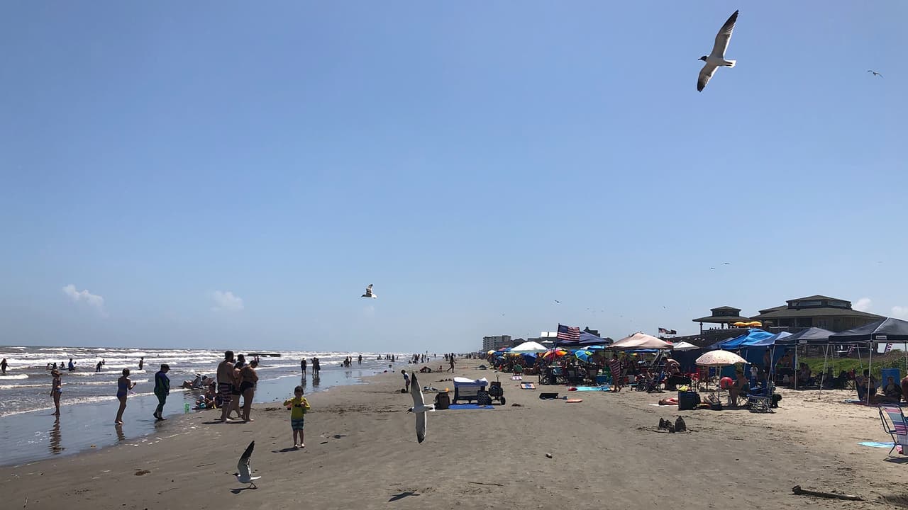 Aunque las playas han sido reabiertas, las autoridades de salud recomiendan mantener el
<b><a href="https://www.univision.com/local/houston-kxln/se-extiende-la-orden-de-quedarse-en-la-casa-en-el-condado-harris-por-la-emergencia-del-coronavirus-video">distanciamiento social</a></b>.