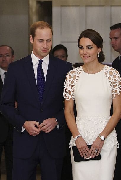 La duquesa de Cambridge nos sorprendió con su elección de vestuario para su visita en la Casa de Gobierno de Canberra, Australia. Pero no crean que enseñó piel de más, para nada. Kate simplemente eligió un diseño más arriesgado de lo que acostumbra. Lució hermosa en un vestido blanco de la diseñadora Lela Rose. Más videos de Chismes aquí.
