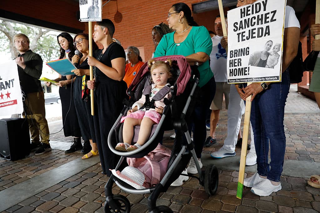 Kailyn Valle estuvo en la vigilia, donde su papá habló del 
<b>impacto de esta deportación en su familia</b>. Previamente había expresado que el jueves 24 de abril, cuando 
<b>su esposa fue deportada a La Habana, con otras 81 personas,</b> "mataron en vida a una madre, a un padre y al futuro de una niña".
<br>
<br>Su hija, de hecho, llora y acerca las manos al celular, intentando tocar a su mamá, mientras Heidy Sánchez le canta desde Cuba.