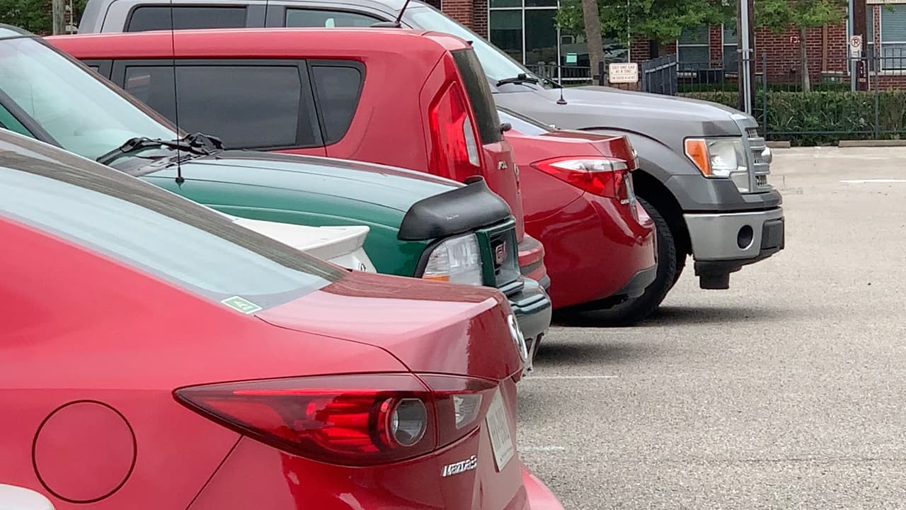 Recuerda siempre leer muy bien todo lo que te dan por escrito, porque puede haber cláusulas que desconozcas o no entiendas y te puedan hacer víctima de un fraude.