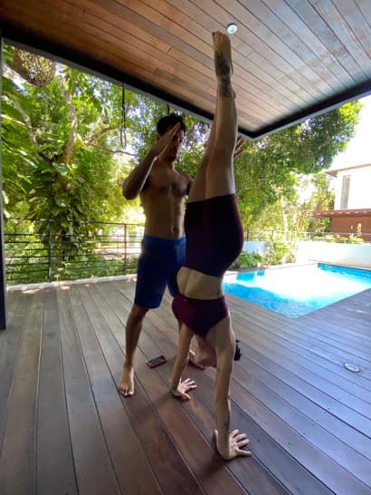 Su esposa,
<b>Kalinda Kano</b>, también se une a las sesiones de ejercicio en familia.