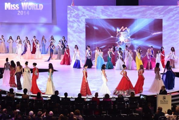 Todas las Misses desfilando