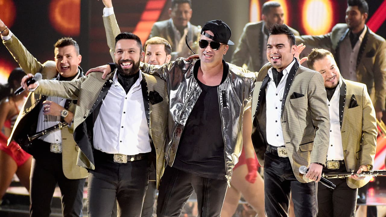 Y como olvidar el momento en que Wisin se unió a La Banda El Recodo en los Latin GRAMMY 2016. Juntos cantaron "Las fresas" la cual mezcla el ritmo grupero con el flow urbano.