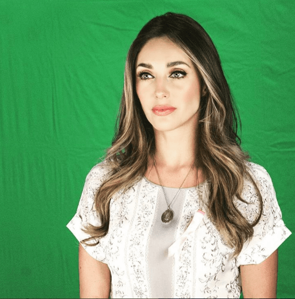 Su rostro y sus hermosos ojos verdes, son el mejor accesorio que lleva, pero ese relicario plateado está divino. ¿Sabes cuál es la otra gran debilidad de Anahí? ...