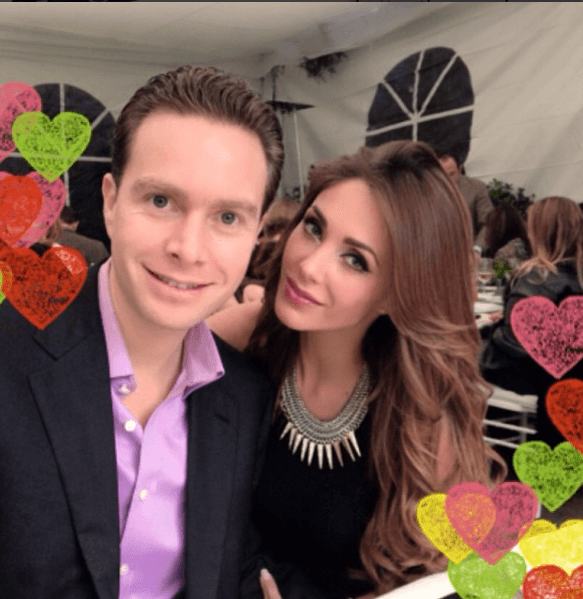 Al convertirse en su esposa, la actriz lo ayuda en algunos eventos políticos.