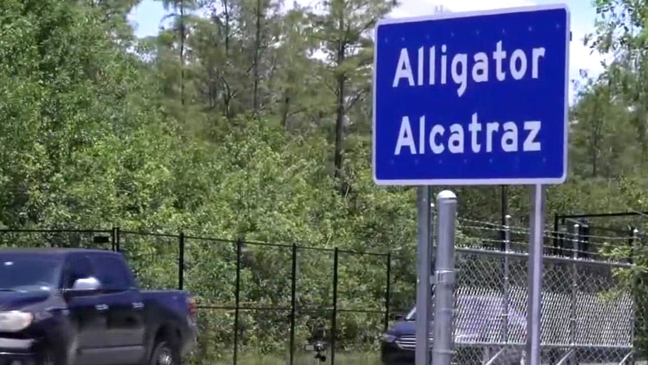 Ron DeSantis anuncia la clausura del centro de detención migratoria "Alcatraz de los Caimanes"