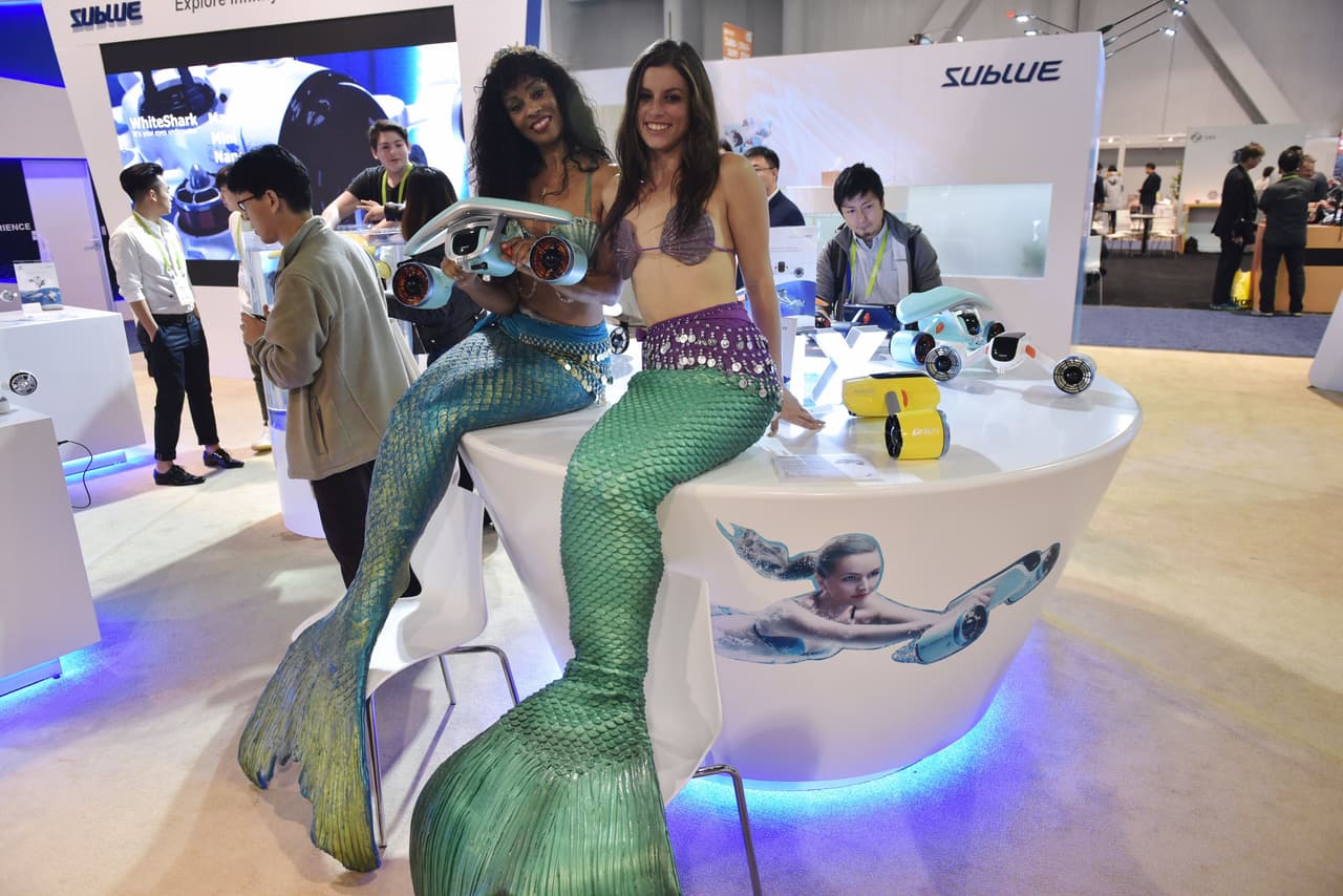 Estas modelos disfrazadas de sirenas promueven un scooter subacuático llamado el Sublue. MANDEL NGAN / AFP