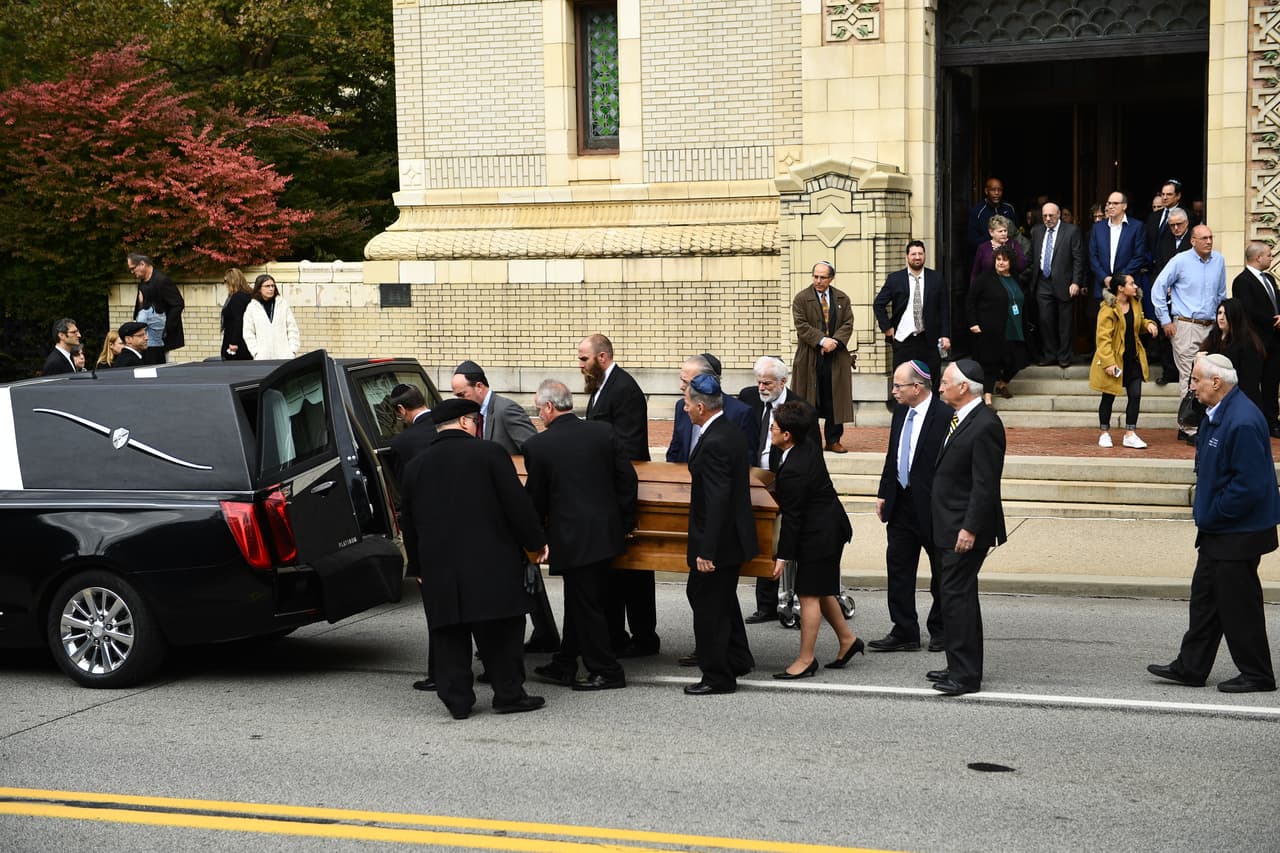 El alcalde de Pittsburg, Bill Peduto, mmiembro del Partido Demócrata, 
<b>adviritó el lunes que el presidente no debía visitar la comunidad </b>todavía pues apenas estarían por comenzar a celebrar los funerales de las 11 víctimas.