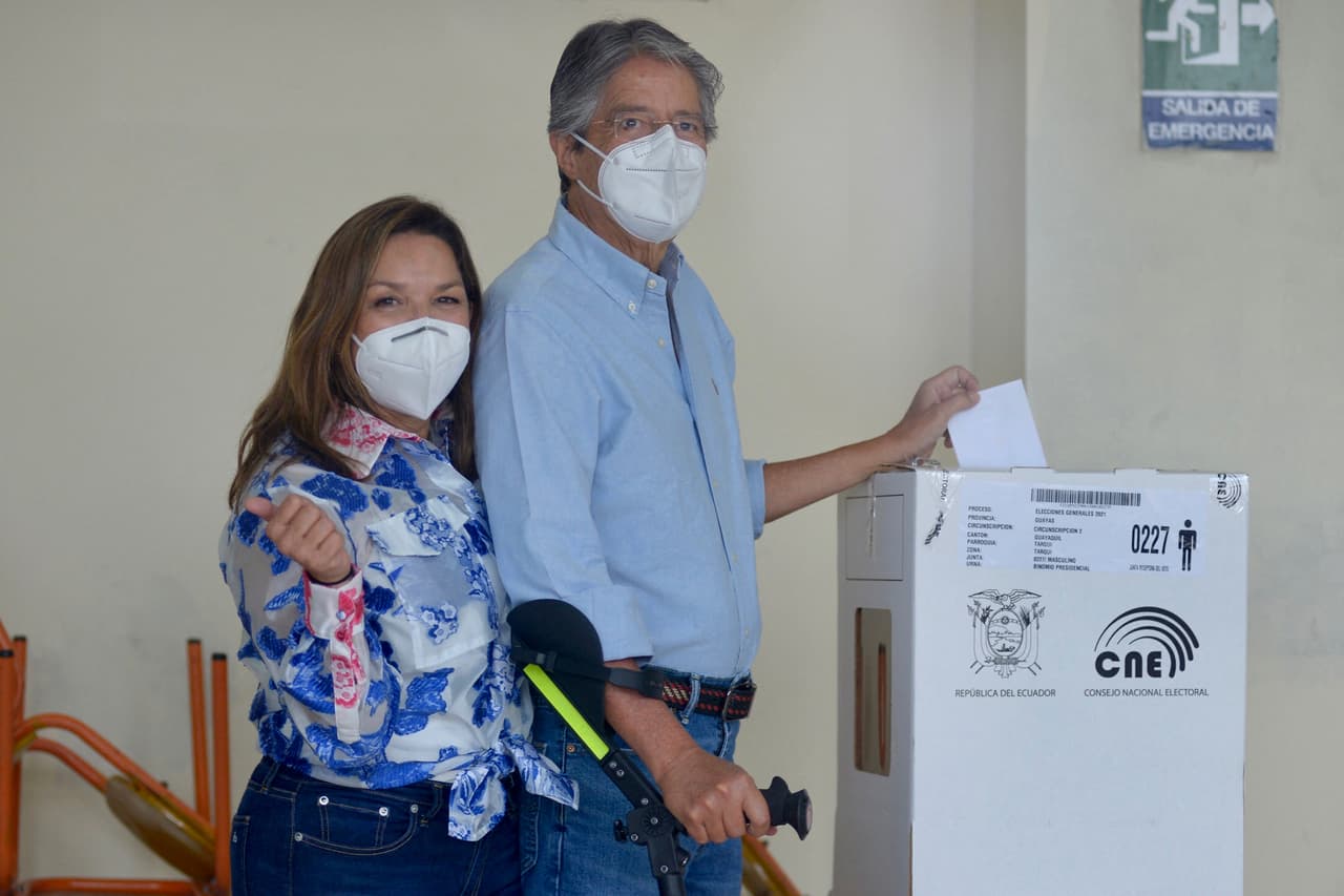El candidato conservador de movimiento Creando Oportunidades (CREO), Guillermo Lasso, ejerció su derecho al voto en Guayaquil, Ecuador. "Todos aspiramos a un Ecuador de oportunidades, libre y democrático, donde todas las familias puedan alcanzar la prosperidad”, aseguró Lasso, de 65 años, de acuerdo con la agencia AP.