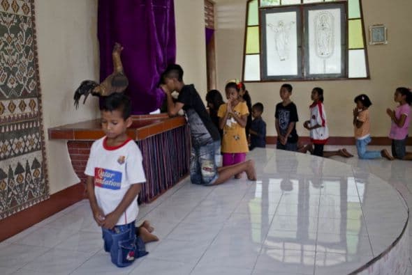 Durante estas fechas los cristianos asisten a la iglesia a besar lo pies de la imagen o escultura de Jesucristo.