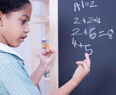 Académico y divertidoLos campamentos académicos están diseñados para ofrecerles a los niños que son entusiastas del estudio y los que no lo son tanto, una manera diferente de aprender las clases ordinarias de la escuela. Todo esto a través de actividades divertidas dejando tiempo también para disfrutar el verano.Muchos de estos campamentos se pueden encontrar en las escuelas y universidades de la localidad.