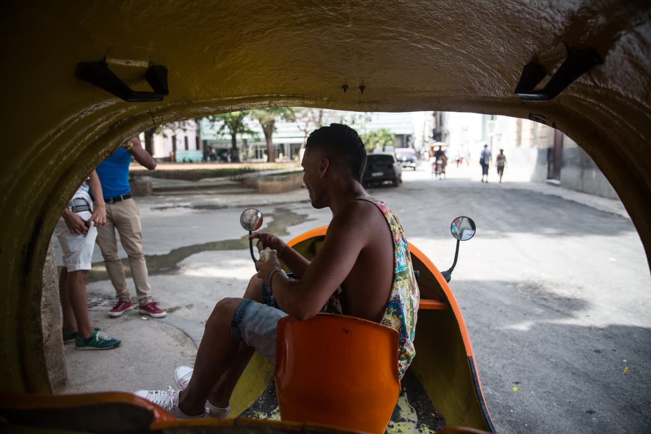 Raidel, de 22 años, trabaja conduciendo un cocotaxi. Se queja de las malas condiciones económicas.