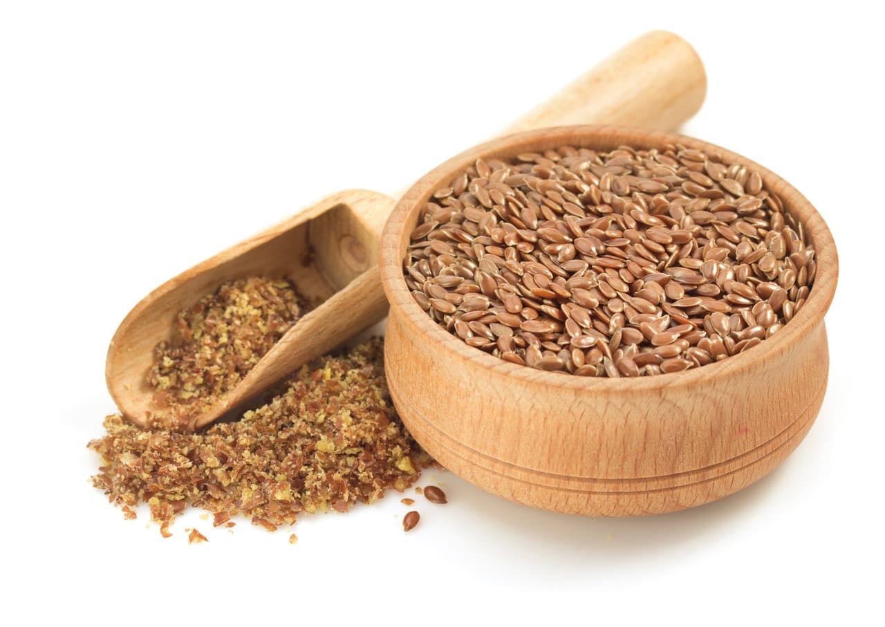 <b>Semillas de linaza.</b> Las semillas de linaza, mezcladas con agua, te ayudarán a crear un gel casero para rizos, el cual debes aplicar sobre la cabeza cuando tu cabello esté por secarse. Posteriormente cepilla tu pelo de la raíz a las puntas y luego, con la ayuda de la secadora, sécate el pelo por secciones.