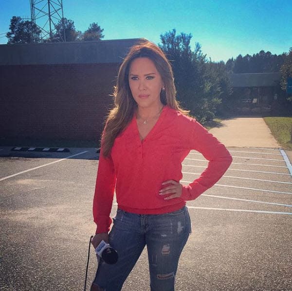 "Gracias a Dios los artistas me dan esa confianza y yo se las ofrezco también para que ellos se puedan sentir bien. Siempre he tratado de no hacerles una entrevista, sino conversar con ellos, entonces les digo que es como una conversación entre amigos, 'olvídate de las cámaras, has lo que quieras', a veces hasta les permito fumar o ese tipo de cosas para que ellos se sientan mucho más a gusto y relajados", reveló detrás de cámaras en 
<a href="https://www.youtube.com/watch?v=7ESYSBp4rMY">El Gordo y La Flaca</a>.