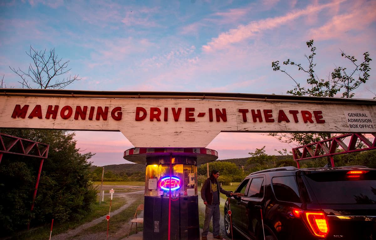 <b>Autocine de Mahoning: </b>Todos los veranos desde 1949, las familias han podido ver películas en The Mahoning Drive-In Theatre en la pantalla CinemaScope más grande del estado. Además de películas, este lugar alberga eventos temáticos como Videogame Weekend y Medieval Mahoning. 
<a href="https://www.google.com/maps/place/635%20Seneca%20Drive,Leighton,%20PA" target="_blank">635 Seneca Drive, Leighton, PA 18235</a>
<br>