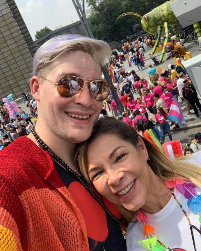 Sebastián Adame y su mamá, Mary Paz Banquells, en la marcha del orgullo gay de la Ciudad de México en 2022.