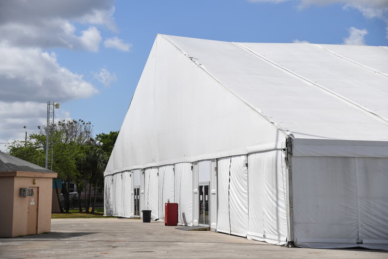 El hospital está ubicado al oeste del condado, en donde se realiza la feria de la juventud.