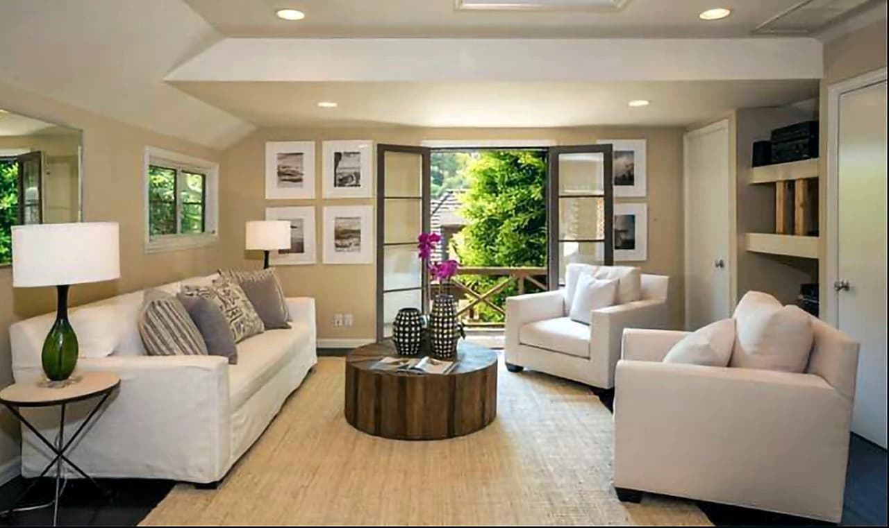 La habitación principal tiene su propia sala de estar y un balcón privado.
<br>