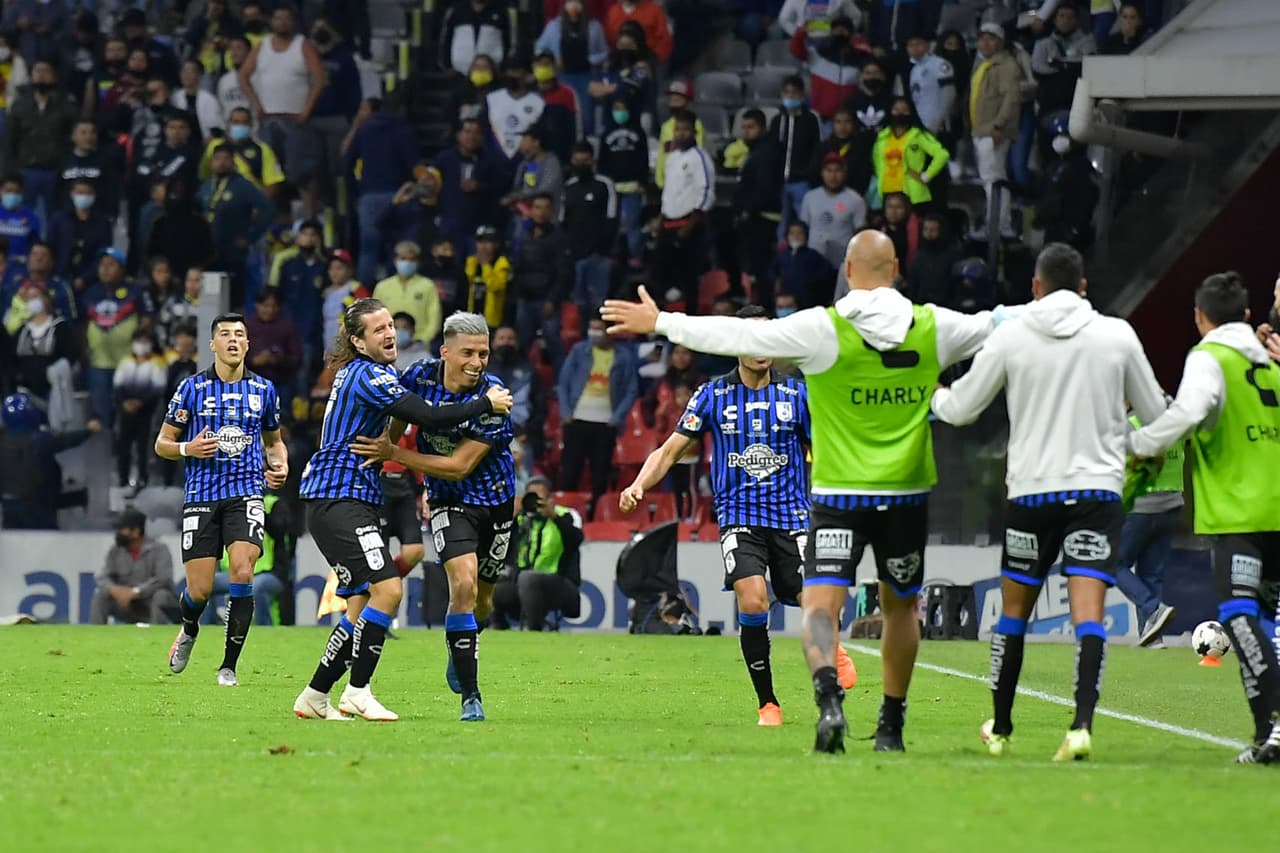 Con gol de último minuto, Gallos Blancos le arrebató el triunfo al América que sigue sin ganar en el Estadio Azteca y volvió a irse entre abucheos y muchas dudas del futuro de Santiago Solari.