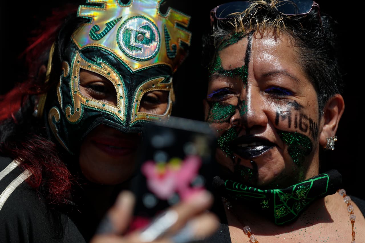 Al igual que otros 
<a href="https://www.univision.com/temas/economia-informal">trabajadores informales</a>, los luchadores se acercaron al gobierno de la Ciudad de México para solicitar una ayuda económica. 
<b>La respuesta que obtuvieron fue un apoyo de 1,500 pesos (unos 67 dólares) para junio, y buscan lo mismo para julio.</b>
<br> 
<br>Migala -a la derecha- se toma una selfie con otra luchadora, después de recibir sus víveres.