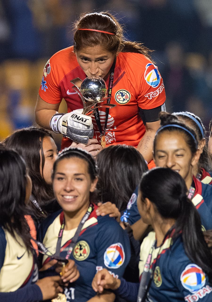 El esperado momento para el América, el beso al trofeo de la Liga MX Femenil.
