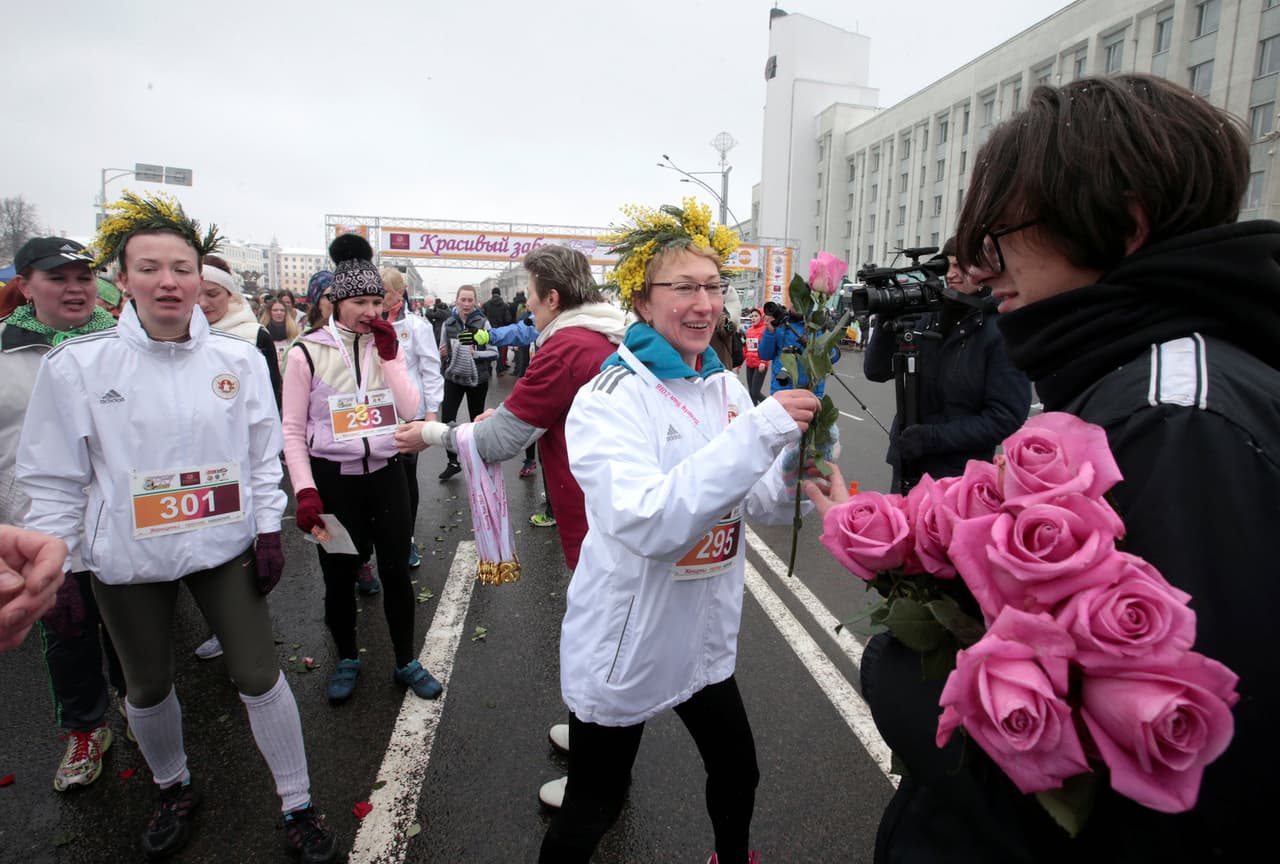 <b>Bielorrusia.</b> En Minsk, la capital del país, cientos de mujeres participaron en una colorida carrera para celebrar el Día Internacional de la Mujer.