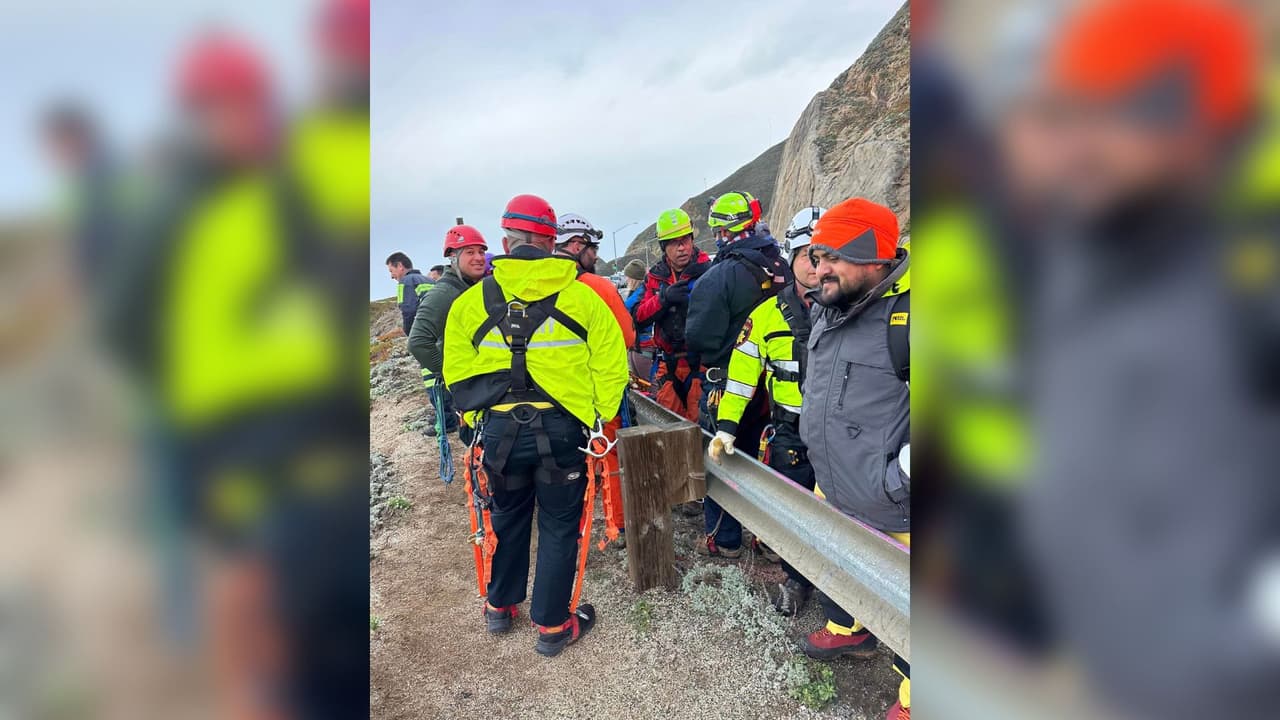 “Tenemos un Tesla a unos 20 pies de profundidad, cuatro pacientes críticos, dos menores, dos adultos”, señaló un rescatista.
<br>