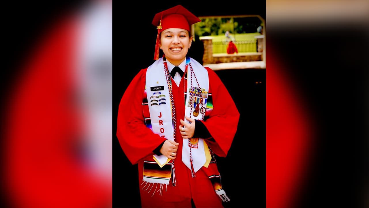 Jose Y Monica Andres - "Con toda la alegría de este mundo, queremos decirle a nuestra Cassandra Andrés que estamos súper orgullosos de ella y todos sus logros...Que DIOSITO no las siga bendiciendo hoy y siempre".