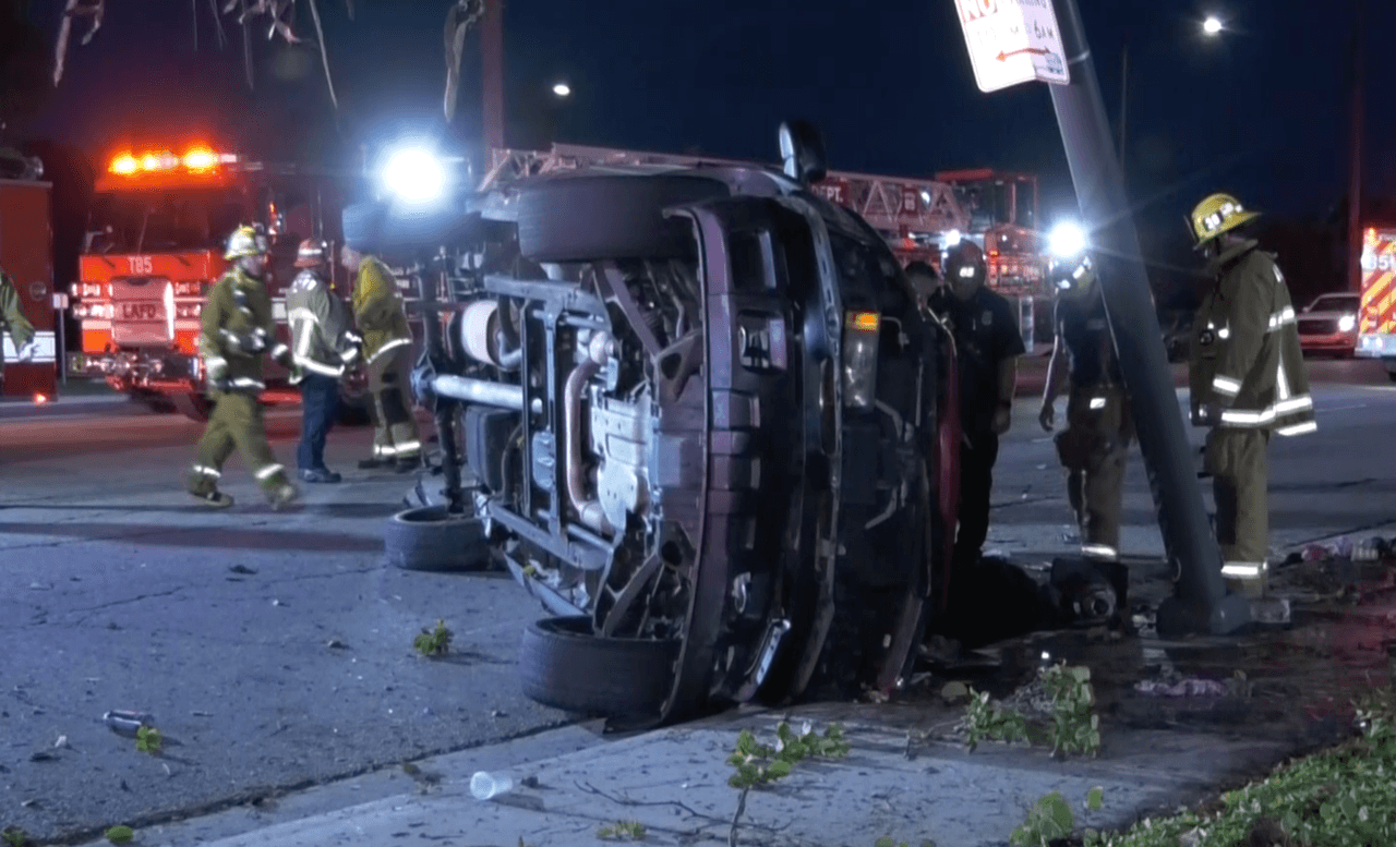 Testigos aseguran que el vehículo donde viajaban Jayda y Robbie Sánchez junto a su padre, trató esquivar a otro vehículo que sorpresivamente dio una giro en U en una zona no autorizada.