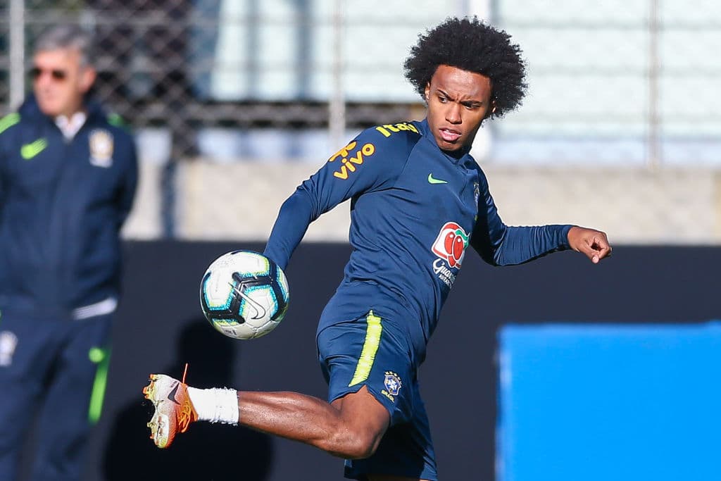 Brasil, además de la obligación como país sede, y todos su blasones, tiene la urgencia de recuperar el prestigio en la contienda continental, luego de que ganaran en 2007 la Copa América por última vez; en 2011 y en 2015, sucumbieron en la etapa de Cuartos de Final, ni más ni menos que, con Paraguay, el rival en turno este jueves. En 2016 la Canarinha ni siquiera pasó de la fase de grupos. Con esto en mente, el equipo plagado de estrellas, dirigido por Tite, cerró con fuerza su práctica final antes de volver a verse las caras con su modesto pero incómodo rival y vecino geográfico.